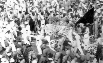 MeFixer's tweet photo. Historic Pictures From #Jinnah's Funeral 1948. #RIPQuaid #LongLivePakistan #Pic10 http://t.co/2WA9urfu