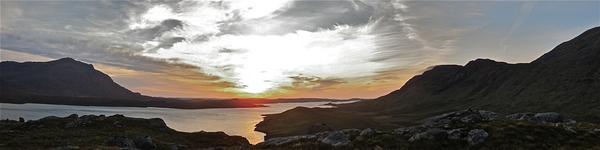 basicdream's tweet image. Vuur in Schotland kent vele vormen. Kamp- en haardvuur. De ondergaande zon. Volg Basic Dreams ook op Facebook.