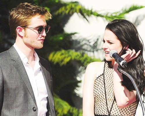 UnlulerD's tweet photo. Robert Pattinson:" Birisine Aşık Olduğunuzda Onun Kusurlarını Göremezsiniz." ♥ http://t.co/70gNiRCb