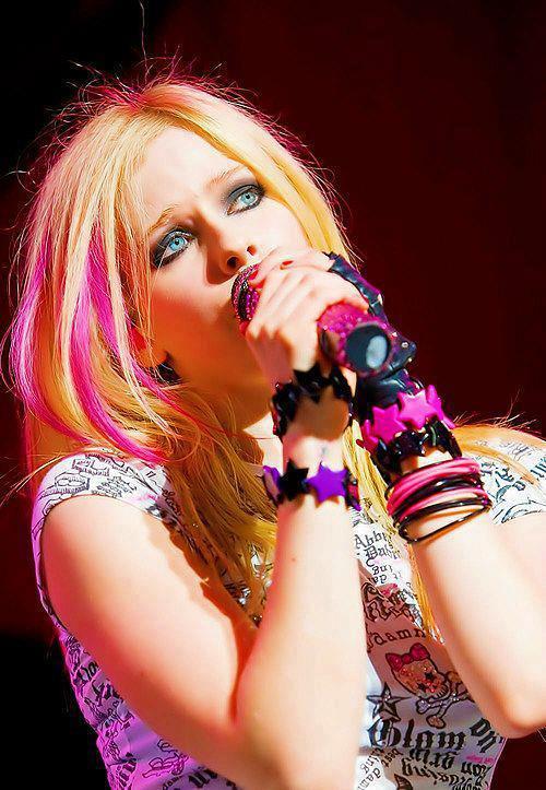 UnlulerD's tweet photo. Avril Lavigne:"İnsanlar küçük bir kız gibi göründüğümü düşünüyor." ♥ http://t.co/0rUzY6ip