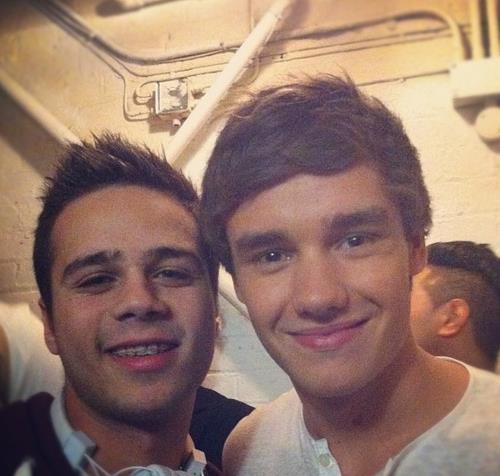 UnlulerD's tweet photo. Liam ve X-Factor Avustralya yarışmacılarından biri: http://t.co/81p7yXe0