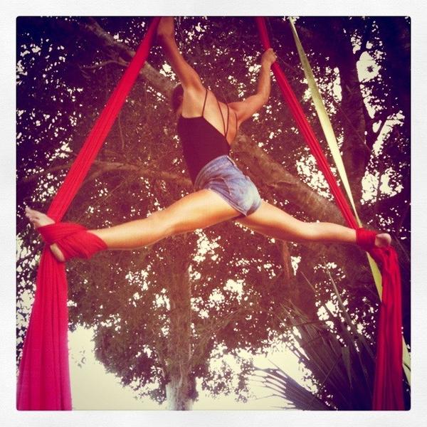 SamaraCarpio's tweet photo. Aerial silks (; #aerialsilks #acrobatic #circus #gymnastic http://t.co/75WIZ89W
