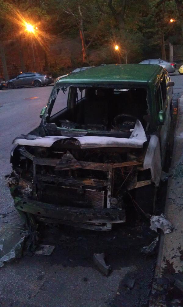SandbergSteve's tweet image. Photo: Charred Scion on 150 and Bradhurst. #CarFires #NYC #1010WINS