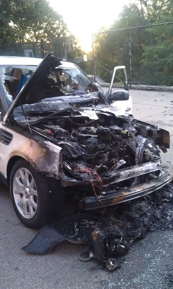SandbergSteve's tweet image. Photo: The remains of a Range Rover set ablaze on Edgecomb and 150. #CarFires #NYC #1010WINS