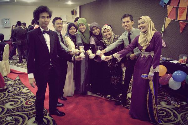 afafismail's tweet image. photoshoot with cupcakes :) #civillegends