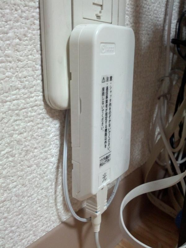 電話線パネルの隙間から直接生やす芸風