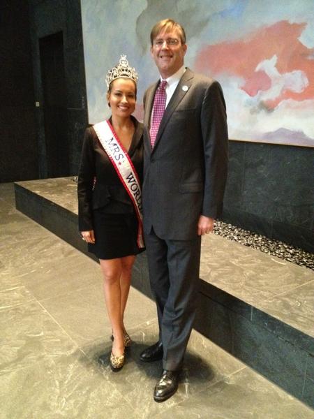 JimMcNiel's tweet photo. April Lufriu joins me for cantor Fitzgerald charity day @ffb http://t.co/MidnLxzy