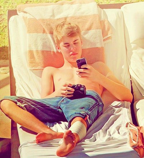 UnlulerD's tweet photo. Belieber: Bana aşık olmalısın, Selena'ya değil!
Justin: Kız kardeşime aşık olamam. Hayranlarım ailemdir. http://t.co/XAgwG6wB