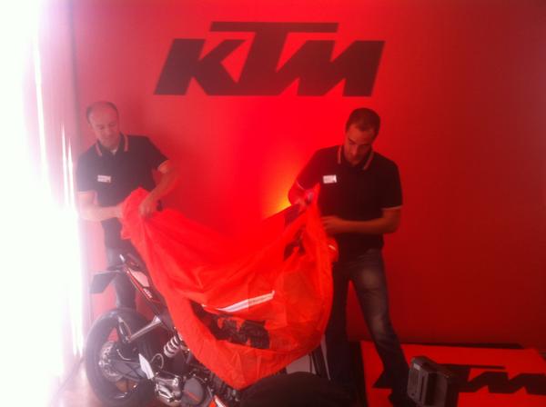 KTM_Mexico's tweet photo. Sergio Díaz devela la nueva moto urbana de KTM la 200 Duke http://t.co/dhxWZ3Qg
