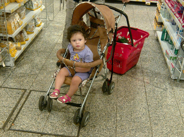 Hoy Sarah está comprando lo que hace falta para la casa en el Supermercado.