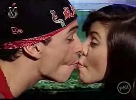 VicSherzadas's tweet photo. #EspecialBesosVS #STYY2 BESO PESCADITOOOOO GLU GLU ! #VicSherzadaQueSeRespeta A visto más de un millón esta escena ! http://t.co/szPaC4wm