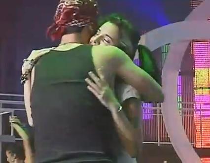 VicSherzadas's tweet photo. #EspecialBesosVS #STYY2 Ok no es besoooo... nos gusto y ya ! jajajjaajaj http://t.co/bnW1rJoX