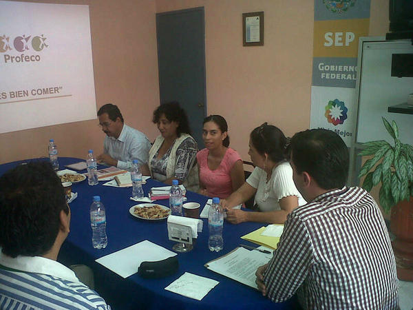 Profeco_Morelos's tweet photo. @Profeco reunidos con la SEP, IEBEM, S.Salud, Diconsa, organizando agenda para la campaña #Túeligesbiencomer. http://t.co/9kIUeTr9