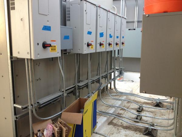 waynethepitt's tweet image. @Banginmumtards @julieanuskewic you should see what the other electricians did #poorworkmanship me drives them floor