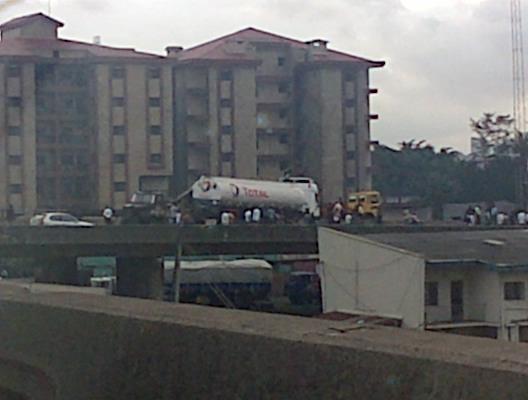 trafficbutter's tweet photo. #CRASH: 8:04am + @Issuesetal: Accident on #Liverpoolbridge towards #Apapa cc: http://t.co/5ZdmprY8 (probable cause of traffic at #TinCan)