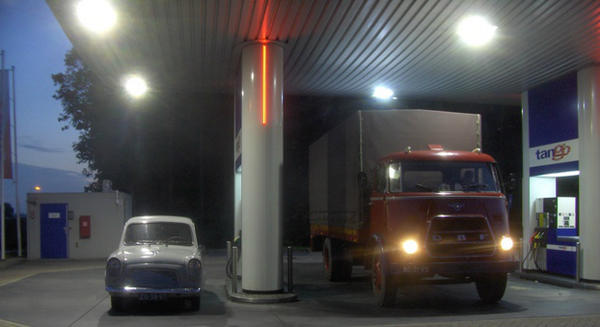 Zo goed als nu heeft de Anglia 100E nog niet eerder gereden. Dus wat doe je dan? Ja, de stalling maar in met dat ding!