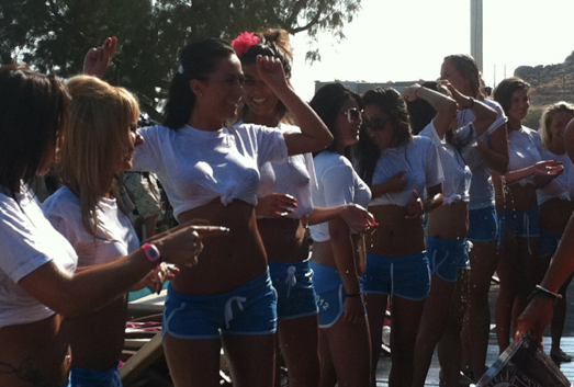 ChtisW9's tweet photo. La compétition est rude pour devenir Miss Mykonos 2012 ! Rendez-vous sur @W9lachaine pour l'épisode inédit du jour ;) http://t.co/iLXkCn5U