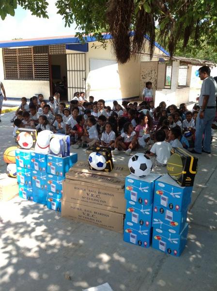 julianlarabj's tweet photo. Entrega d material deportivo y ventiladores en la primaria Año del Centenario d Quintana Roo @julianricalde @ALEXNOYA1 http://t.co/uLMTaaEJ