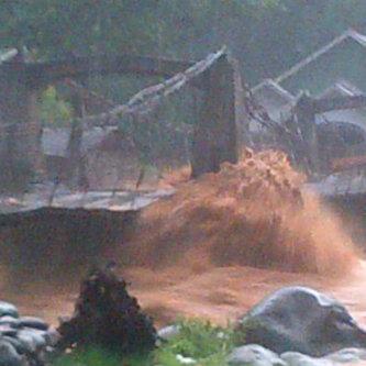 via <a href="/BangkitMinang/">Ахматулинa Любовь</a>: Foto Detik-detik terjadinya Banjir Bandang melanda Hingga Naik ke Jembatan Batu Busuak.