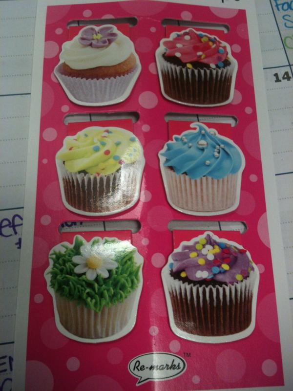 CheThings's tweet image. Cupcake paper clips 🍰 #MotivationToRead #BringItTextbooks