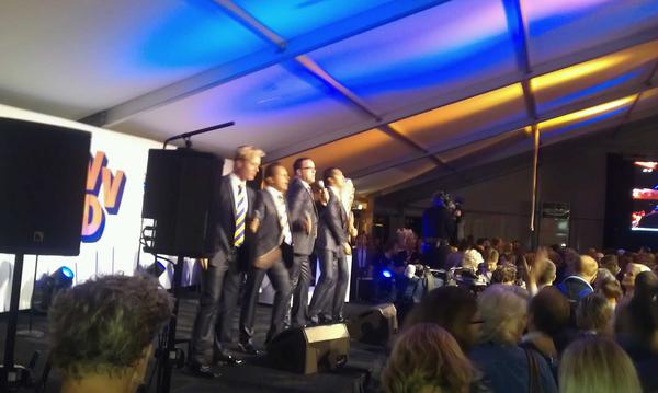 Marcel03's tweet photo. ..en nu met Gorden bij de VVD een feestje vieren http://t.co/45o9GQao