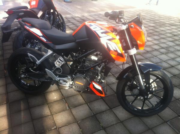 KTM_Mexico's tweet photo. La nueva 200 Duke ya está disponible en todos los distribuidores de KTM en México a un precio de $69,950. http://t.co/SigW64Qu
