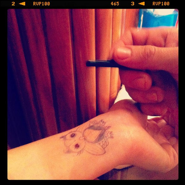 voguebrasil's tweet photo. Na H.Stern do @ShopFashionMall, tattoo da corujinha Owlie, mascote do #FNOBrasil, http://t.co/twdiGiDv