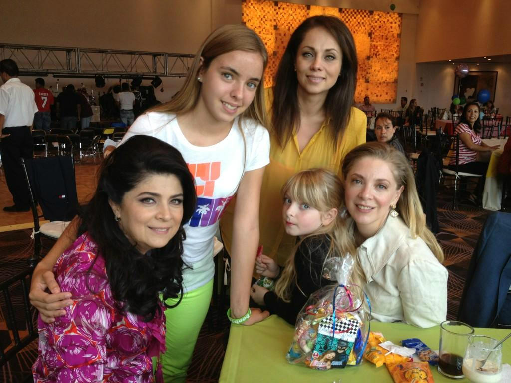 Edith en el cumpleaños de los hijos de Victoria Ruffo (Septiembre 2012) A2o_Z3nCcAA9RMv