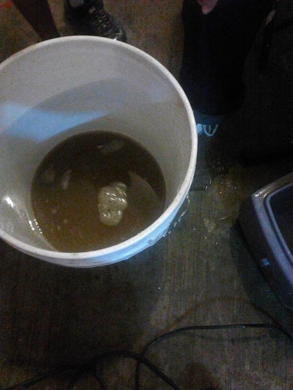 MarcoFloresL's tweet photo. Ya estoy cansado es la tercera vez en un mes ke se inunda mi casa pero esta fue peor, ke cansancio, ya estuvo bueno no? http://t.co/XUz8z01D