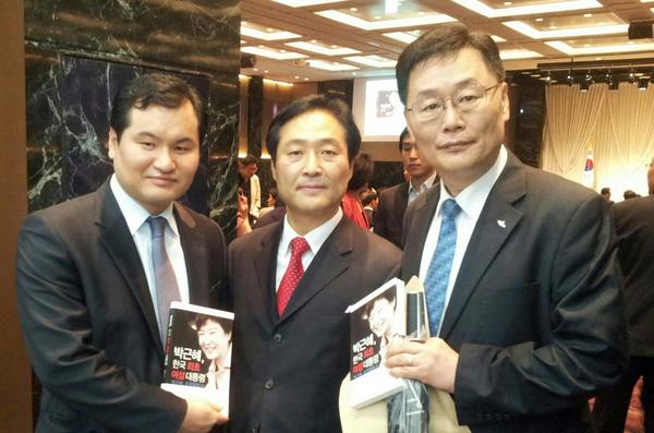 ceo_Best_Daily's tweet photo. "강요식"박사의 출판기념회 "박근혜, 한국 최초 여성대통령" ㅡ 원칙과 신뢰의 국가 리더쉽 ㅡ 여의도 중소기업 회관에서 진행중입니다. 저자 강요식박사와 함께,,,, http://t.co/wyXMv0R1