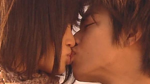 苫とし No Twitter 前田敦子 佐藤健 Q10 キス写真 Http T Co 8wbwnbdf