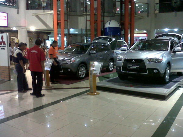 RAQQA's tweet photo. Pameran Mitsubishi Outlander Sport di Mataram Mall 2. http://t.co/jBw0WNAQ