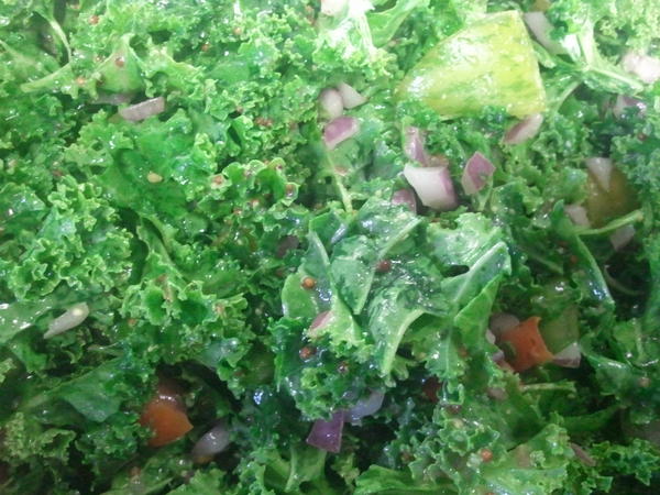 katbarry_1's tweet image. #kale salad made w #organic kale from Granor Farm &amp;amp; #hierloom tomatoes from Bluestar Produce. @ntta #swmi #farmtotable