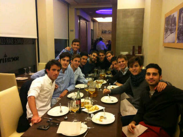 AlborsCarlos's tweet photo. Somos hermanos qe vivimos en casas diferentes porque ninguna madre nos aguantaria a todos juntos http://t.co/QX4pk7Nl