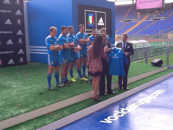 #vocidelrugby président Dondi presents the new jersey w/ adidas MD Jean-Michel Granier!