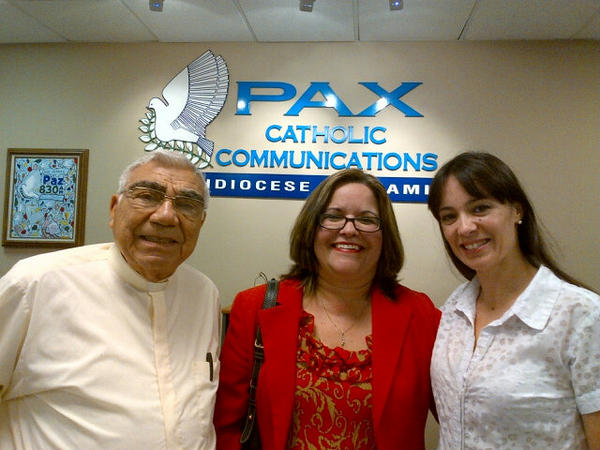 NancyClaraClara's tweet photo. @RadioPaz830AMia Hoy en #ProgramaLa PatriadelInmigrante con nosotros Dra Lourdes Perez decana del Miami Dade College http://t.co/nrxbhmUC