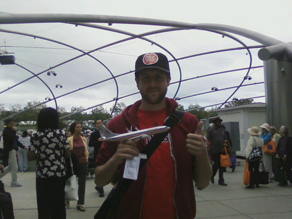 AmericanAir's tweet photo. Congrats to our 3rd winner! He found us at @Millennium_Park! Stay tuned for the next clue! #Hello737 http://t.co/AbRvv770