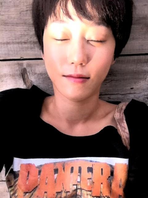 어디에도 돌아갈 이유가 없다는것은. 
감당할 수 없을만한 자유로움이고. 
감당할 수 없을만한 외로움이다. 
그냥 눈을 질끈감아버리고. 
다시 눈을 떴을때엔. 
나의 세상이 조금은 바뀌어있길 바라고싶다.