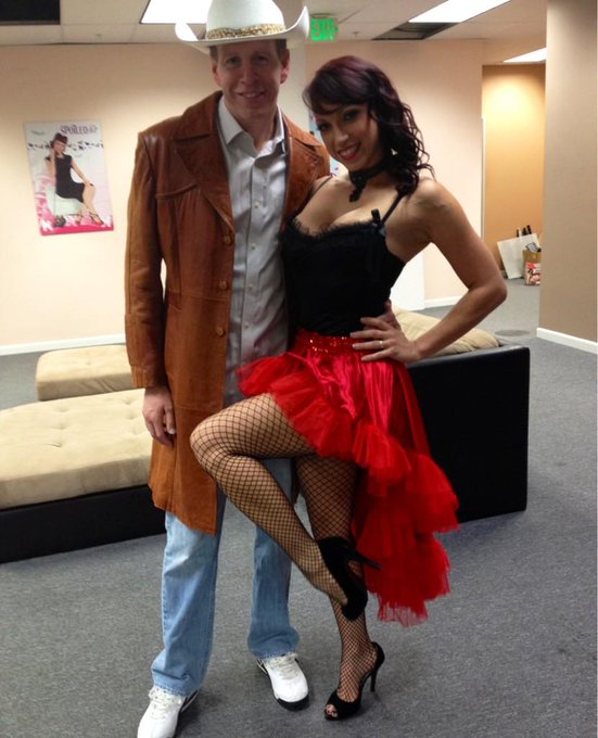 Me &amp; @markwoodxxx getting ready for @Penthouse! http://t.co/mkgY4K1x<a class="tags" href="/tag/markwoodxxx">@markwoodxxx</a><a class="tags" href="/tag/penthouse">@penthouse</a><a href="/tag/gogreen"class="tags"><span>#gogreen</span></a>