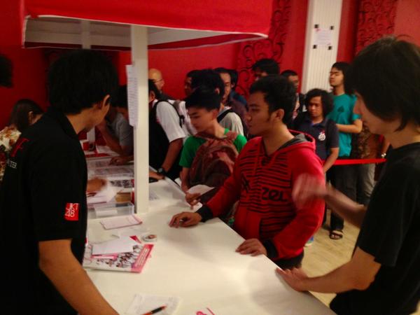 JKT48 Fans are buy the sacred books!