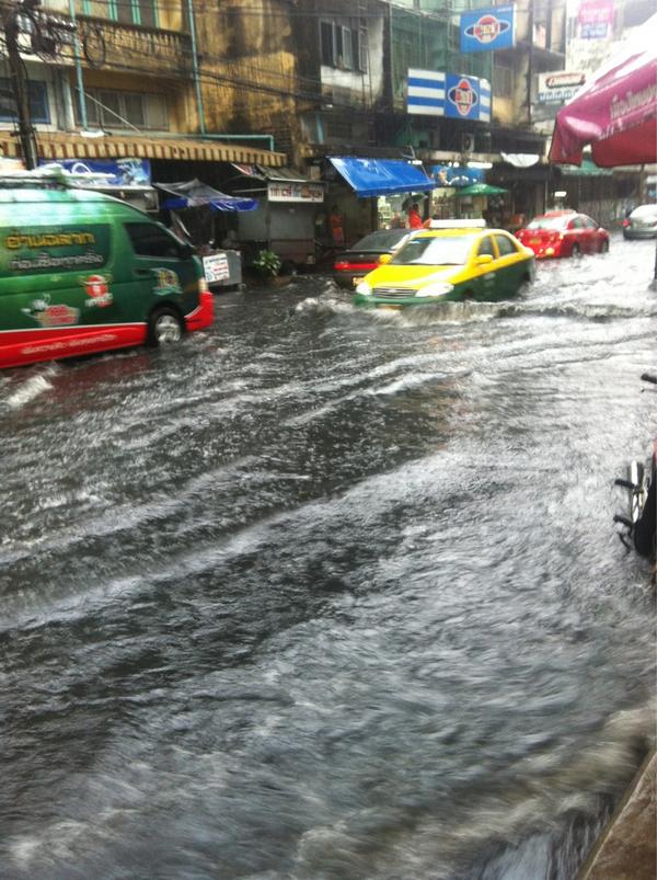 17.00น. เลี่ยงถ.สุทธิสาร ช่วงทางลัดออกลาดพร้าว64 น้ำท่วมรถเล็กผ่านไม่ได้ การจราจรติดขัด