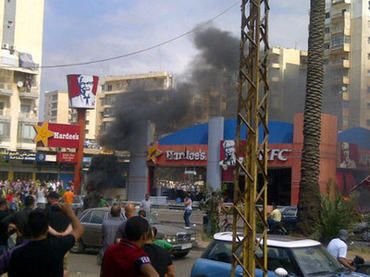 KeepSimple_'s tweet image. they want halal food in KFC, but they set alight it in Tripoli, Lebanon #EDL #stopsharia