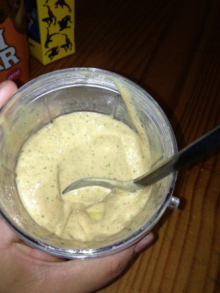 Candypo's tweet image. WW vanilla shake powder, spinach, strawberries, mangos, pineapples &amp;amp;OJ smoothie! #mamavation #2weekchallenge