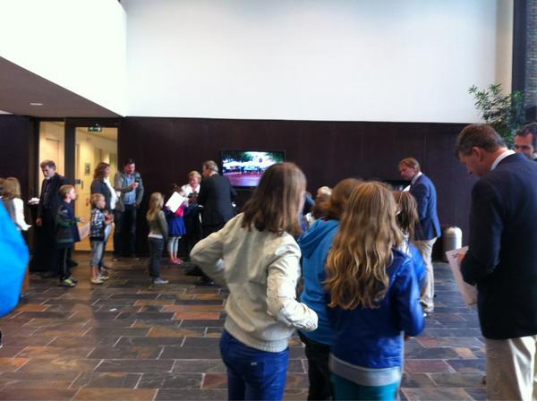 IngeHaarman's tweet image. Persoonlijke aandacht voor deelnemers #Datrion van voltallig B en W #Dalfsen uitreiking diploma en herinnering #uniek