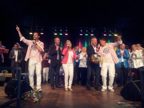 De kersverse winnaars van 't 32e Gelaens Vastelaovesleedjeskonkoer. MisjMasj - Kóm mèr nao bènne. #Geleen #Gelaen