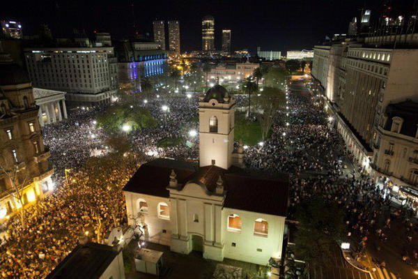 MM_design's tweet image. que emocionante la manifestacion de anoche, increible repercusion, pacifica y con mucho sentimiento ...