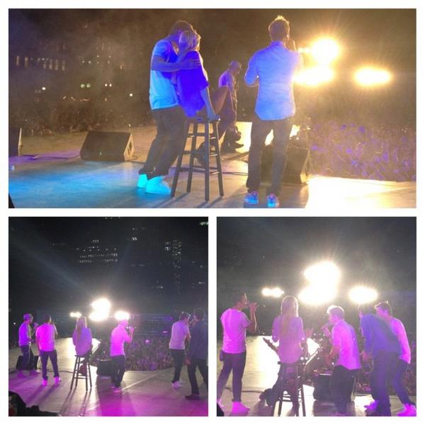 backstreetboys's tweet image. The boys on @OldNavy's stage serenading @JennyMcCarthy! #FitForFall