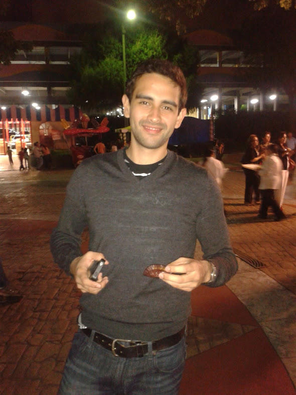 ValMazaFans's tweet photo. Cesar....el prometido de Valeria!! http://t.co/q7DH06K6