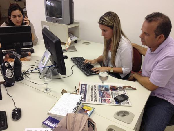 rogeriosmarinho's tweet photo. (A) Rogério 45 continua respondendo a perguntas de eleitores em chat promovido pelo DNonline. #TransformarNatal http://t.co/x5Hdyc0C