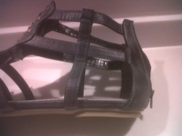 plot44's tweet image. Stop press :: @sugru makes wife happy :: fave shoes rescued :: strap repaired :: #Fixperts